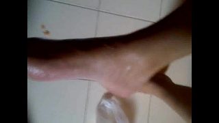 footing fisting de pie y me lo mete casi todo m…