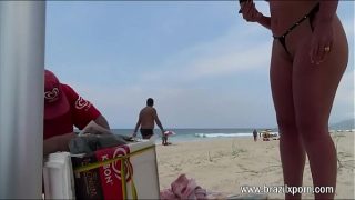 CASADA PROVOCANDO TRABALHADOR NA PRAIA – BRAZIL…