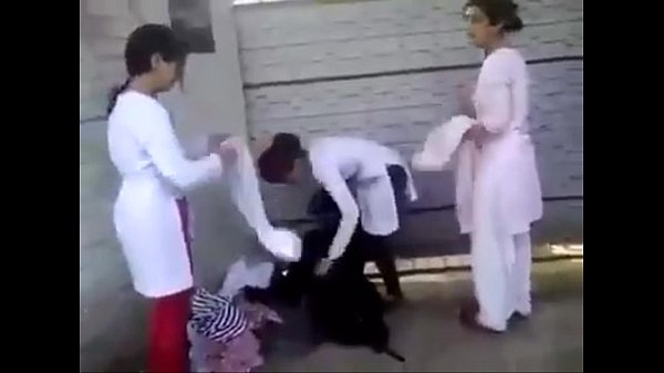 nangi larki me pakistani change hai kar rahi