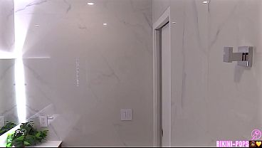 Ariana Peeing